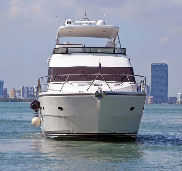 Vista frontal del arco de un yate a motor — Foto de Stock