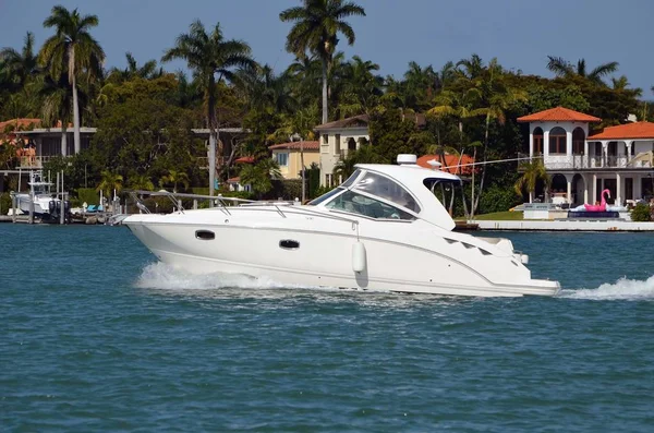 Exklusiva Cabin Cruiser på Florida inom kustnära vattenvägar — Stockfoto