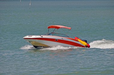 Kırmızı Trim ile beyaz tekne Motorlu tekne