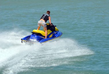Jet kayakçı çalışan dalgalar