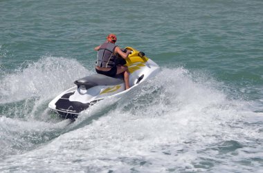 Beyaz ve sarı Jet Ski çalışan dalga
