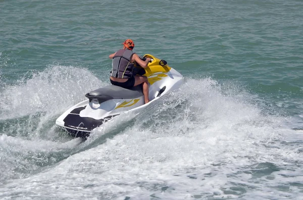 Beyaz ve sarı Jet Ski çalışan dalga — Stok fotoğraf