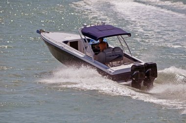 Siyah ve beyaz Motorlu tekne ile mavi tuval gölgelik
