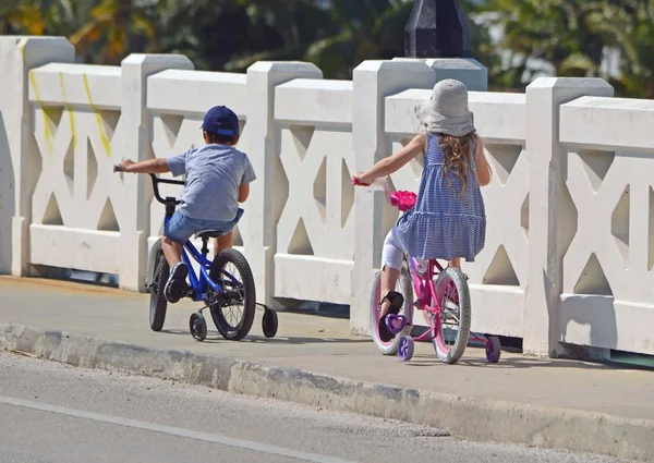 Niños ciclistas usando ruedas de entrenamiento — Foto de Stock