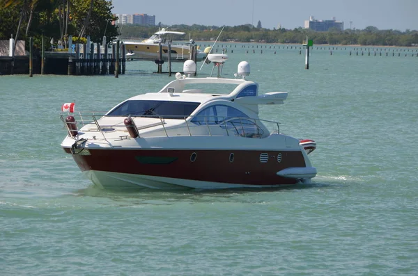 Luxurious Cabin Cruiser on the Intra-coastal Waterway — Stock Photo, Image