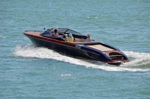 Barco a motor de luxo na Florida Intra-costeira Waterway — Fotografia de Stock
