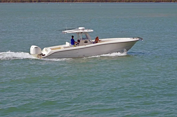 Liten Sport fiskebåt drivs av två utombordsmotorer — Stockfoto