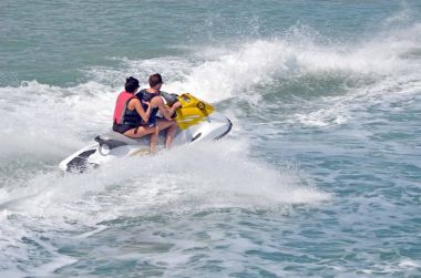 Jet Ski üzerinde binicilik dalgalar
