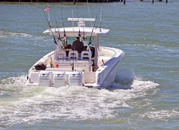 Pequeño barco de pesca deportiva en la Florida Intra-costera Vía navegable —  Fotos de Stock