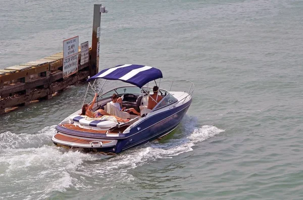 Sortie en famille en bateau à moteur — Photo