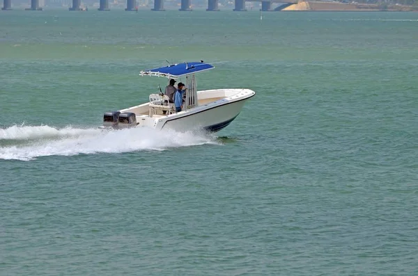 Kleine sport vissersboot — Stockfoto