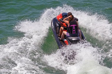 Bir Jet Ski üzerinde Tandem sürme Çift