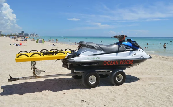Департамент парков Майами-Бич спасает реактивный самолет — стоковое фото