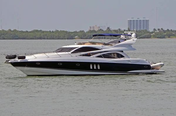 Motor Yacht On the Florida Intra-coastal Waterway — Stock Photo, Image