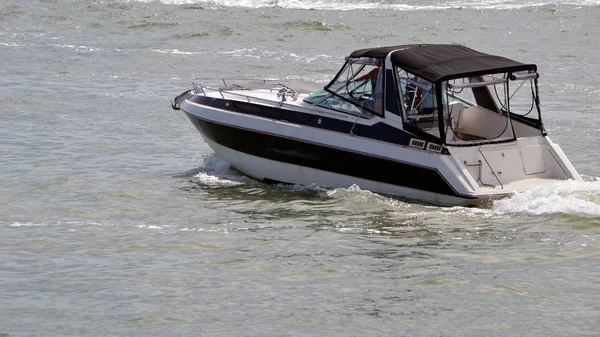 Barco de motor con toldo de lona negro —  Fotos de Stock