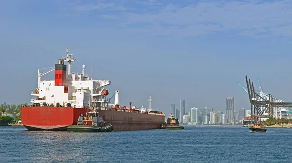 Navio de contentores a entrar no porto de Miami — Fotografia de Stock