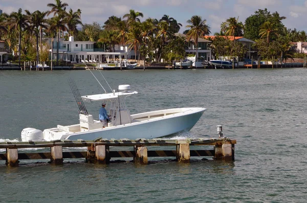 Sportovní rybářský člun na Floridě uvnitř pobřežních vodních cest — Stock fotografie