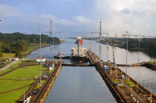 西回りのコンテナー船がパナマ運河ガツン水門を入力する準備 — ストック写真