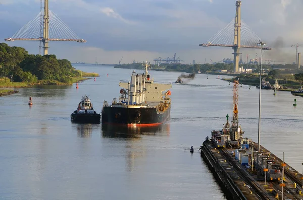 Westbound Kontejnerová Loď Vedena Pozice Vstoupit Gatúnské Uzamkne Panamský Průplav — Stock fotografie