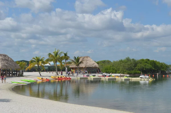 Kajaker Paddle Boards Trampbåtar Och Tiki Hyddor Tropisk Strand Karibien — Stockfoto