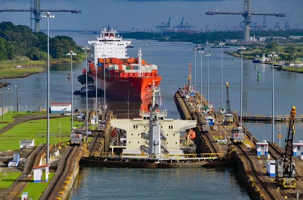 Iki Batıya Konteyner Gemi Gatun Locks Photographed Panama Kanalı Üzerinde — Stok fotoğraf