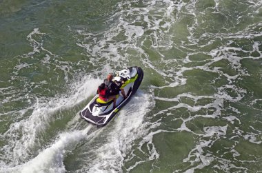 Bir çift sürme tandem havai görünümü bir jet ski üzerinde.