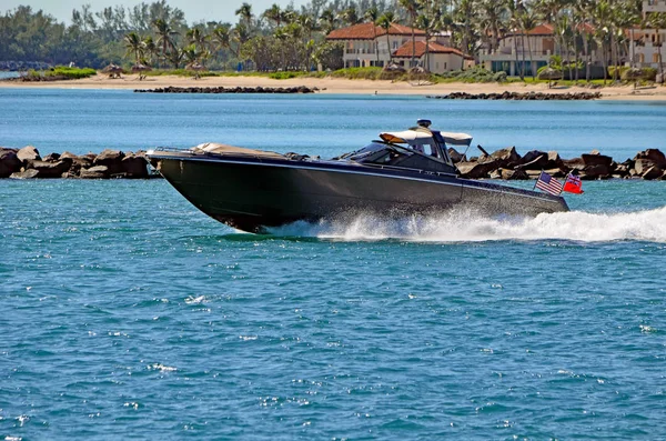 Upscale Barco Motor Bordo Corrida Através Governo Cut Miami Beach — Fotografia de Stock