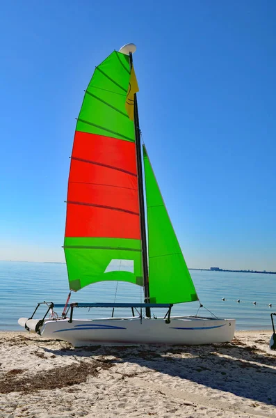 Catamaran Équipé Une Voile Verte Rouge Reposant Dans Sable Sur — Photo