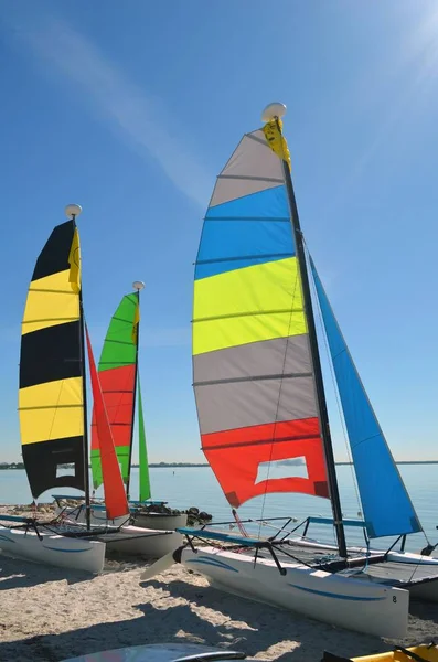 Petits Catamarans Aux Voiles Colorées Reposant Dans Sable Sur Une — Photo