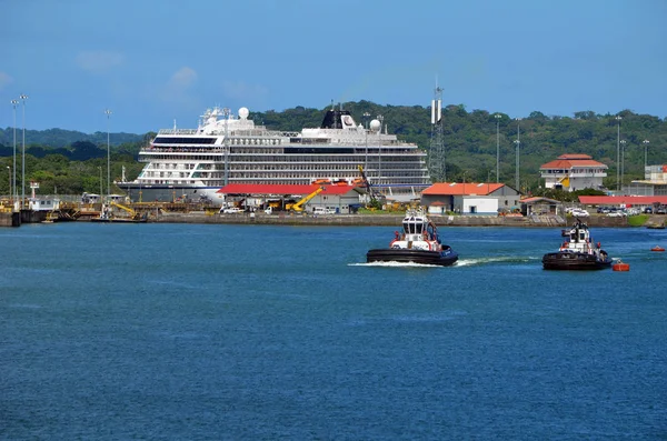 Westbound Cruise Ship Exiting Gatun Locks Panama Canal — Stock Photo, Image