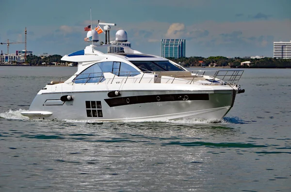 マイアミ ビーチ フロリダ沿岸内水路クルージング モーター ヨット — ストック写真