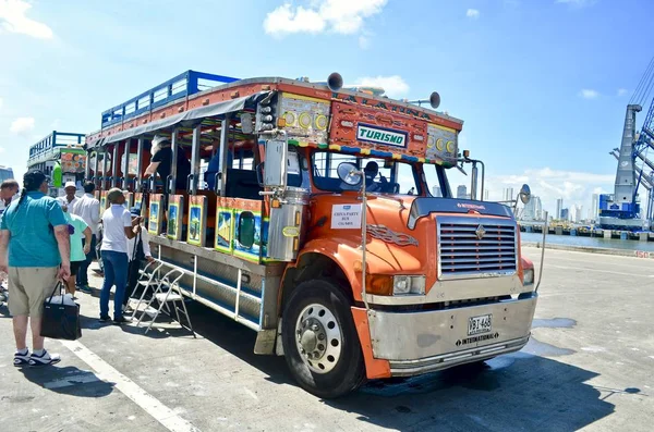 Turisté Ukončení Turné Autobus Výletní Lodi Molo Cartagena Kolumbijský Listopadu — Stock fotografie