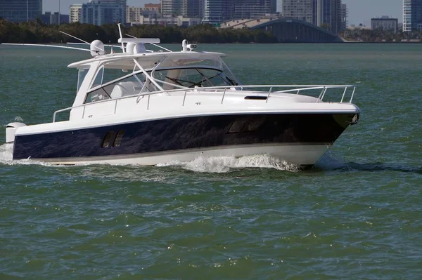 Bateau Pêche Sportive Haut Gamme Blanc Sur Voie Navigable Intra — Photo