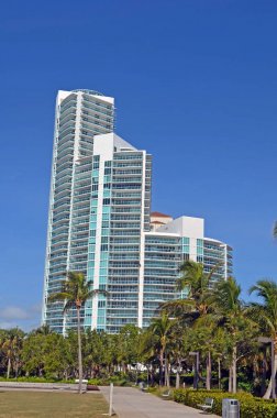Southpointe Beach Park ve Miami Beach, Florida Atlantik Okyanusu bakan kınamak kuleleri