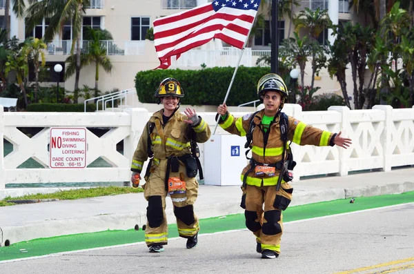 Man Woman Member Miami Fire Department Full Gear Carrying American — Stock Photo, Image