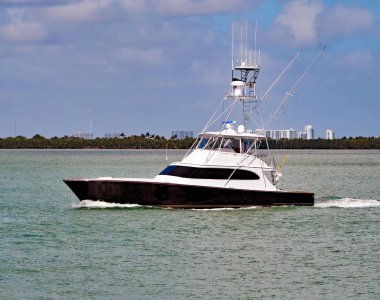 Siyah ve beyaz balıkçı teknesi kapalı Miami Beach florida içi kıyı suyolu üzerinde seyir spor