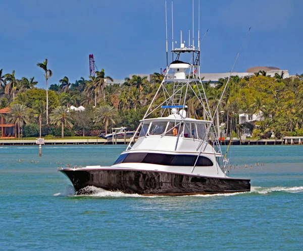 Svart Och Vit Sport Fiskebåt Cruising Florida Intra Kustnära Vattenvägar — Stockfoto