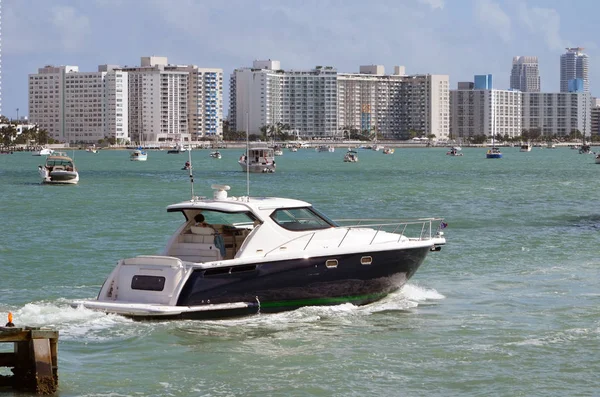 Sleek Aero Dynamic Speed Boat Powered Two Outboard Engines Preparing — Stok fotoğraf