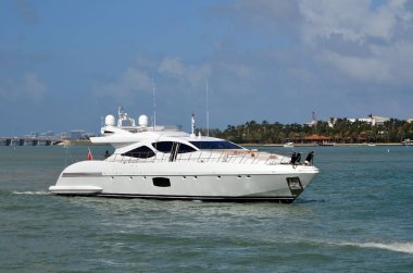 Lüks kapalı Miami Beach florida içi kıyı suyolu, beyaz motor yat rölanti.