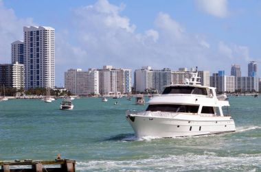 Florida içi kıyı suyolu ile Southbeach kınamak manzarası içinde backkground üzerinde motor yat.