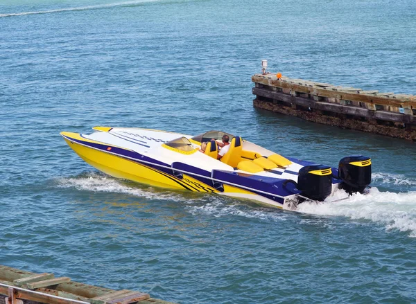 Speedboat Powered Two Outboard Engines Having Just Passed Bridge Venetia — Stock Photo, Image