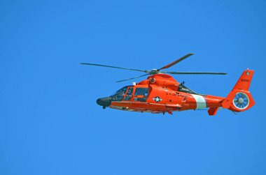 Port of Miami ve Miami Beach üzerinde uçan florida kıyı şeridinde devriye Seattle Muhafız helikopter.