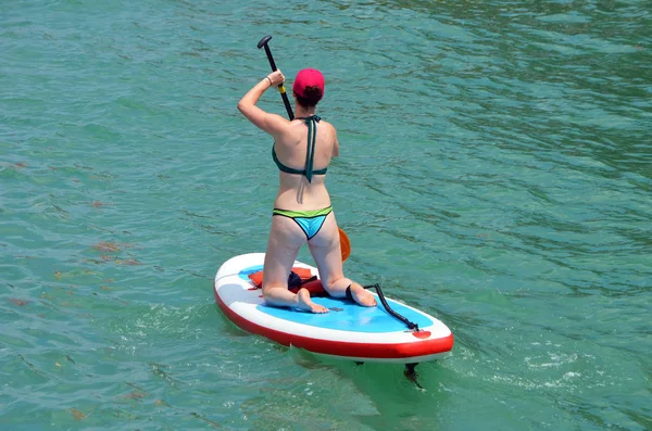 Aantrekkelijke Jonge Vrouw Roeien Een Paddle Board Waterweg Florida Intra — Stockfoto