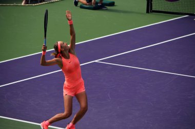 Victoria Azarenka Beyaz Rusya'nın ABD için Catherine Bellis Miami açık, Crandon Park, Key Biscayne, Florida bir ilk tur maçında 21 Mart 2018 hizmet. 6-2,6-0 maçı Bayan Azarenka kazandı.