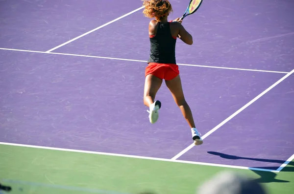 直美大阪セリーナ ウィリアムズを返すは 2018 日のクランドン パーク キービスケイン フロリダにマイアミ オープン テニス トーナメントで彼らの最初のラウンドの試合で役立ちます — ストック写真