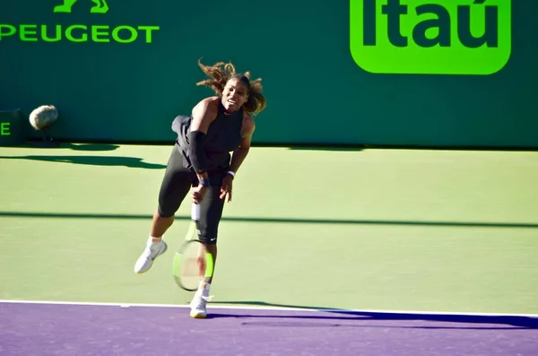 Serena Williams Serving Naomi Osaka Fist Match Miami Open Tennis — Stock Photo, Image