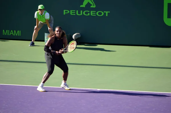 Serena Williams Przygotowując Backhand Podczas Wiecu Naomi Osaka Pierwszym Meczu — Zdjęcie stockowe