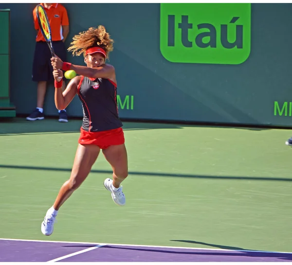 Naomi Osaka Dirigindo Duas Mãos Para Trás Linha Uma Partida — Fotografia de Stock