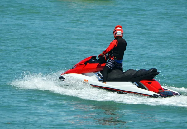 Лыжник Красно Белом Водном Мотоцикле Путешествует Флориде Вдоль Побережья Майами — стоковое фото