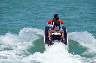 Dalgalar Miami Beach, Florida kapalı kırmızı jet ski üzerinde çalışan bir adamın açılı overheadview